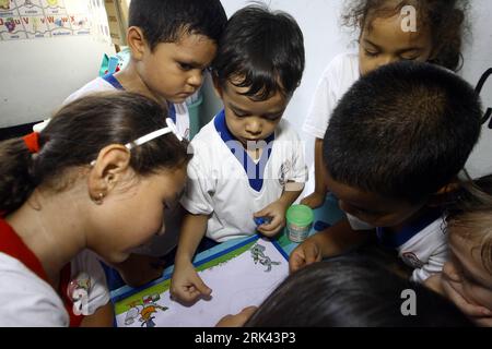 Bildnummer: 53584910  Datum: 30.10.2009  Copyright: imago/Xinhua (091107) -- BARQUISIMETO, Nov. 7, 2009 (Xinhua) -- Jose Manuel Sanchez Aguero (C), a five-year-old boy, works on his Halloween painting at school in Barquisimeto, Venezuela, Oct. 30, 2009. Jose s father Miguel Angel Sanchez is a technician and a part-time host for children s parties, which sets a good example to his son. Although quiet and shy in class, Jose now has learnt to perform magic and dancing in children s parties. Michael Jackson is Jose s favorite idol and he is quite up on imitating the pop star. I ll be as famous as Stock Photo