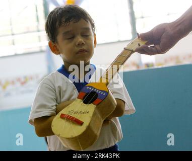 Bildnummer: 53584913  Datum: 30.10.2009  Copyright: imago/Xinhua (091107) -- BARQUISIMETO, Nov. 7, 2009 (Xinhua) -- Jose Manuel Sanchez Aguero, a five-year-old boy, refuses to perform when he is in a mood at school in Barquisimeto, Venezuela, Oct. 30, 2009. Jose s father Miguel Angel Sanchez is a technician and a part-time host for children s parties, which sets a good example to his son. Although quiet and shy in class, Jose now has learnt to perform magic and dancing in children s parties. Michael Jackson is Jose s favorite idol and he is quite up on imitating the pop star. I ll be as famous Stock Photo