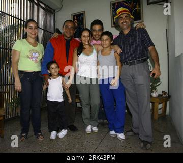 Bildnummer: 53584917  Datum: 30.10.2009  Copyright: imago/Xinhua (091107) -- BARQUISIMETO, Nov. 7, 2009 (Xinhua) -- Jose Manuel Sanchez Aguero (2nd L, front), a five-year-old boy, pose for photos with his family at home in Barquisimeto, Venezuela, Oct. 30, 2009. Jose s father Miguel Angel Sanchez is a technician and a part-time host for children s parties, which sets a good example to his son. Although quiet and shy in class, Jose now has learnt to perform magic and dancing in children s parties. Michael Jackson is Jose s favorite idol and he is quite up on imitating the pop star. I ll be as f Stock Photo