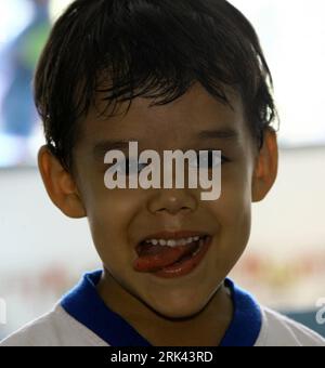 Bildnummer: 53584915  Datum: 30.10.2009  Copyright: imago/Xinhua (091107) -- BARQUISIMETO, Nov. 7, 2009 (Xinhua) -- Jose Manuel Sanchez Aguero, a five-year-old boy, smiles in front of the camera in Barquisimeto, Venezuela, Oct. 30, 2009. Jose s father Miguel Angel Sanchez is a technician and a part-time host for children s parties, which sets a good example to his son. Although quiet and shy in class, Jose now has learnt to perform magic and dancing in children s parties. Michael Jackson is Jose s favorite idol and he is quite up on imitating the pop star. I ll be as famous as Michael sooner o Stock Photo