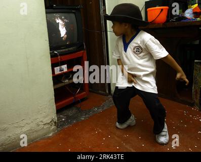 Bildnummer: 53584956  Datum: 30.10.2009  Copyright: imago/Xinhua (091107) -- BARQUISIMETO, Nov. 7, 2009 (Xinhua) -- Jose Manuel Sanchez Aguero, a five-year-old boy, imitates Michael Jackson s dancing at home in Barquisimeto, Venezuela, Oct. 30, 2009. Jose s father Miguel Angel Sanchez is a technician and a part-time host for children s parties, which sets a good example to his son. Although quiet and shy in class, Jose now has learnt to perform magic and dancing in children s parties. Michael Jackson is Jose s favorite idol and he is quite up on imitating the pop star. I ll be as famous as Mic Stock Photo