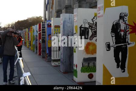 Bildnummer: 53585230  Datum: 07.11.2009  Copyright: imago/Xinhua (091108) -- BERLIN, Nov. 8, 2009 (Xinhua) -- visit the symbolic Berlin Wall made of domino pieces in Berlin, Germany, Nov. 7, 2009. A row of giant dominos with bright color is placed along the original route of the former Berlin Wall in front of the Brandenburg Gate to the Potsdamer Platz. The row of 1000 dominos standing 1.5-km long with the height of 2.5 metres will be toppled on Nov. 9 as a symbolic tribute to the collapse of the Wall 20 years earlier. (Xinhua/Luo Huanhuan) (lyx) (3)GERMANY-BERLIN WALL-20TH ANNIVERSARY-DOMINOS Stock Photo