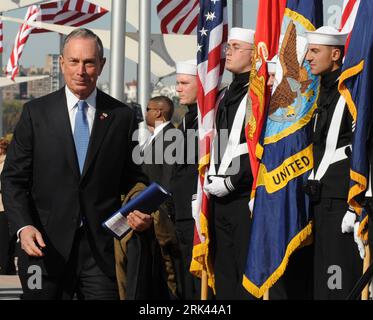 Bildnummer : 53585307 Datum : 07.11.2009 Copyright : imago/Xinhua (091108) -- NEW TORK, 8 novembre 2009 (Xinhua) -- le maire de New York Michael Bloomberg assiste à la cérémonie marquant la mise en service de l'USS New York au quai 86 de Manhattan à New York, aux États-Unis, le 7 novembre 2009. Le navire de guerre, avec 7,5 tonnes d'acier fondu recueillies du World Trade Center effondré a contribué à son arc, a été mis en service samedi à la fois comme un symbole de guérison et de force. (Xinhua/Shen Hong) (lyx) (7)U.S.-WARSHIP-WTC STEEL-GO TO SERVICE PUBLICATIONxNOTxINxCHN People Politik kbdig xmk 2009 quadr Banque D'Images