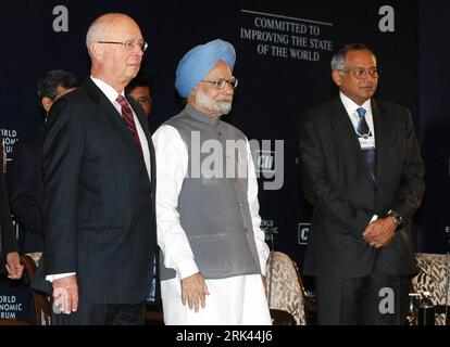 Bildnummer: 53586368  Datum: 08.11.2009  Copyright: imago/Xinhua (091109) -- DELHI, Nov.9, 2009 (Xinhua) -- Indian Prime Minister Manmohan Singh (C) together with Klaus Schwab (L), founder and Executive Chairman of World Economic Forum, attend the India Economic Summit in New DelhiNov. 8, 2009. India Economic Summit will be held in New Delhi, capital of India, from Nov. 8th to 10th. (Xinhua/Partha Sarkar) (2)INDIA-NEW DELHI-ECONOMIC SUMMIT PUBLICATIONxNOTxINxCHN People Politik Wirtschaft Wirtschaftsgipfel Indien premiumd kbdig xng 2009 quer     Bildnummer 53586368 Date 08 11 2009 Copyright Ima Stock Photo