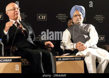 Bildnummer : 53586369 Datum : 09.11.2009 Copyright : imago/Xinhua (091109) -- DELHI, 9 novembre 2009 (Xinhua) -- le Premier ministre indien Manmohan Singh (à droite) et Klaus Schwab (à gauche), fondateur et président exécutif du Forum économique mondial, assistent dimanche au Sommet économique indien à New Delhi. India Economic Summit se tiendra à New Delhi, capitale de l’Inde du 8 au 10 novembre. (Xinhua/Partha Sarkar) (3)INDIA-NEW DELHI-ECONOMIC SUMMIT PUBLICATIONxNOTxINxCHN People Politik Wirtschaft Wirtsgipfel Indien premiumd kbdig xng 2009 quer Bildnummer 53586369 Date 09 11 2009 Copyright Imago Banque D'Images