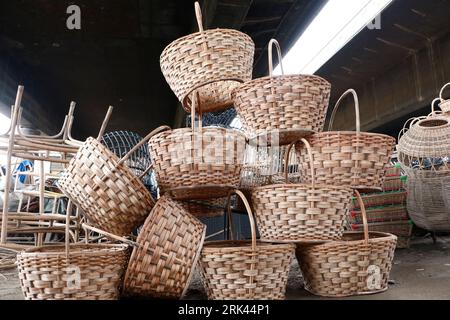 Articles ménagers tissés exposés dans le plus grand « village » de canne à sucre du Nigeria à Mende dans le district du Maryland de Lagos. L'artisanat de canne à sucre au Nigeria, le pays le plus peuplé d'Afrique, prospère au milieu d'un ralentissement économique qui a affecté les petites entreprises et les revenus des gens. Dans le village, des dizaines de personnes, dont des membres de la famille et des chômeurs, sont engagés dans le tissage de différents articles ménagers comme des tables, des paniers, des porte-vin, des pots de fleurs avec du bois de canne provenant de la région marécageuse du delta du Niger. Lagos, Nigeria. Banque D'Images