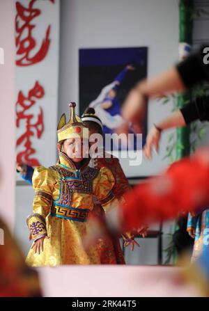 Bildnummer : 53586536 Datum : 24.10.2009 Copyright : imago/Xinhua (091109) -- HOHHOT, 9 novembre 2009 (Xinhua) -- Naheya suit des cours de danse à l'école à Xi Ujimqin bannière de la Ligue Xilingol dans la région autonome de Mongolie intérieure du nord de la Chine, 24 octobre 2009. Naheya est l'élève de 1e année de l'école primaire de Mongolie à Xi Ujimqin bannière de la Ligue Xilingol. Bien qu'elle n'ait que sept ans, elle a toujours été ambassadrice de la jeunesse chinoise pour le Tour olympique de Pékin en 2008 et a remporté le prix d'or en groupe préscolaire lors d'un spectacle oral en anglais lors d'une activité de la semaine internationale de l'art. Influencé par sa mère wh Banque D'Images