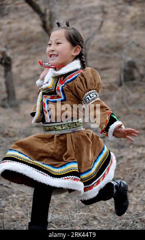 Bildnummer: 53586540  Datum: 24.10.2009  Copyright: imago/Xinhua (091109) -- HOHHOT, Nov. 9, 2009 (Xinhua) -- Naheya dances during the break time at school in Xi Ujimqin area of Xilingol in north China s Inner Mongolia Autonomous Region, Oct. 24, 2009. Naheya is the 1st grade student of Mongolia Primary School in Xi Ujimqin Banner of Xilingol League. Although she was only seven years old she was ever the Chinese youth ambassador for the Beijing Olympic Tour in 2008 and won gold prize in preschool group on an oral English show during an international art week activity. Influenced by her mother Stock Photo