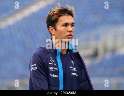 Alexander Albon, pilote de Williams F1, débarque lors d'une journée avant le Grand Prix des pays-Bas 2023 de dimanche au circuit Zandvoort CM.com à Zandvoort, aux pays-Bas. Date de la photo : jeudi 24 août 2023. Banque D'Images