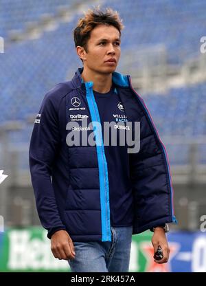 Alexander Albon, pilote de Williams F1, débarque lors d'une journée avant le Grand Prix des pays-Bas 2023 de dimanche au circuit Zandvoort CM.com à Zandvoort, aux pays-Bas. Date de la photo : jeudi 24 août 2023. Banque D'Images