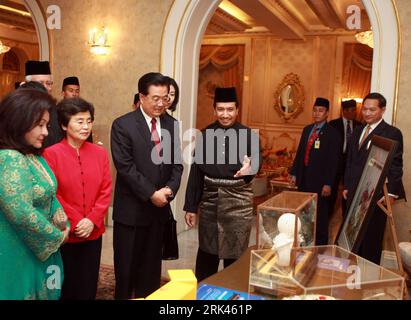 Bildnummer : 53590495 Datum : 11.11.2009 Copyright : imago/Xinhua (091110) -- KUALA LUMPUR, 10 novembre 2009 (Xinhua) -- le président chinois Hu Jintao (3e L, front) échange des cadeaux avec le chef d'État suprême malaisien Mizan Abidin (4e L, front) après leur rencontre à Kuala Lumpur, Malaisie, 10 novembre 2009. (Xinhua/Ju Peng) (jl) (2)MALAYSIA-KUALA LUMPUR-HU JINTAO-MIZAN ABIDIN-MEETING PUBLICATIONxNOTxINxCHN People Politik kbdig xng 2009 quer o0 et son épouse Liu Yongqing , Frau, Familie Bildnummer 53590495 Date 11 11 2009 Copyright Imago XINHUA Kuala Lumpur 10 2009 novembre XINHUA Président chinois Banque D'Images