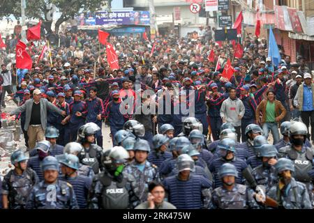 Bildnummer : 53595194 Datum : 12.11.2009 Copyright : imago/Xinhua (091112) -- KATMANDOU, 12 novembre 2009 (Xinhua) -- les partisans du Parti communiste unifié du Népal-maoïste (PCUN-M) participent au rassemblement de protestation pour bloquer le bâtiment administratif du gouvernement à Singha Durbar à Katmandou, capitale du Népal, le 12 novembre 2009. Le gouvernement népalais a mobilisé des centaines de forces de sécurité après que le principal parti d'opposition, l'UCPN-M, a bloqué jeudi le bâtiment de l'administration du gouvernement à Singha Durbar, dans le cadre de leur deuxième phase de manifestations de rue contre la décision du président sur la question de l'armée c. Banque D'Images