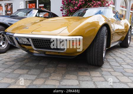 Une Chevrolet Corvette Stingray 1976 dorée immaculée est exposée lors d'un salon de voitures anciennes à Preetz, en Allemagne, le 07 août 2022 Banque D'Images