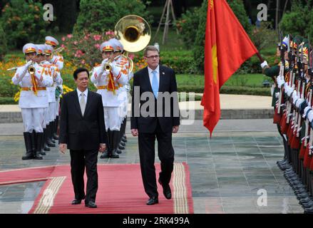 Bildnummer : 53601429 Datum : 16.11.2009 Copyright : imago/Xinhua (091116) -- HANOI, 16 novembre 2009 (Xinhua) -- visite en Finlande le Premier ministre Matti Vanhanen(R) passe en revue la garde d'honneur accompagnée de son homologue vietnamien Nguyen Tan Dung à Hanoi, capitale du Vietnam, le 16 novembre 2009. Vanhanen effectue une visite officielle de trois jours au Vietnam du 15 au 17 novembre. (Xinhua/Li Qing) (yy) (3)VIETNAM-FINLANDE-DIPLOMACY PUBLICATIONxNOTxINxCHN People Politik kbdig xsk 2009 quer Bildnummer 53601429 Date 16 11 2009 Copyright Imago XINHUA Hanoi Nov 16 2009 XINHUA en visite en Finlande les premiers ministres Matti Van Banque D'Images