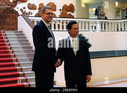 Bildnummer: 53601427  Datum: 16.11.2009  Copyright: imago/Xinhua (091116) -- HANOI, Nov. 16, 2009 (Xinhua) -- Visiting Finland Prime Minister Matti Vanhanen(L) shakes hands with his Vietnamese counterpart Nguyen Tan Dung in Hanoi, capital of Vietnam, Nov. 16, 2009. Vanhanen is on a three-day official visit to Vietnam from Nov. 15 to 17. (Xinhua/Li Qing) (yy) (1)VIETNAM-FINLAND-DIPLOMACY PUBLICATIONxNOTxINxCHN People Politik kbdig xsk 2009 quer     Bildnummer 53601427 Date 16 11 2009 Copyright Imago XINHUA  Hanoi Nov 16 2009 XINHUA Visiting Finland Prime Ministers Matti Vanhanen l Shakes Hands Stock Photo