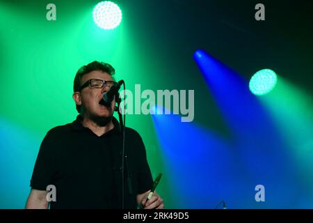 Craig Reid des Proclaimers en direct sur scène au Cambridge Folk Festival 2023. Banque D'Images