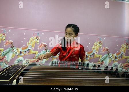 Bildnummer : 53605403 Datum : 01.11.2009 Copyright : imago/Xinhua (091118) -- SÉOUL, 18 novembre 2009 (Xinhua) -- Lin su Ting, une jeune fille sud-coréenne, s'entraîne à jouer du guzheng, ou cithare traditionnelle chinoise, chez elle à Séoul, capitale de la Corée du Sud, le 1 novembre 2009. Je m'appelle Lin su Ting. J'ai 11 ans. Mon père est sino-sud-coréen qui travaille alors que ma mère est une femme au foyer sud-coréenne. J'ai beaucoup de passe-temps donc je suis occupé à la fois à l'école et hors de l'école. J'espère que chacun appréciera sa propre vie et que le monde sera toujours pacifique. (Xinhua/He Lulu) (yy) (JOUR UNIVERSEL DES ENFANTS S)(8)SO Banque D'Images