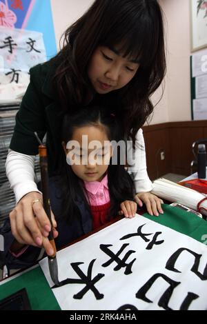 Bildnummer : 53605404 Datum : 11.11.2009 Copyright : imago/Xinhua (091118) -- SÉOUL, 18 novembre 2009 (Xinhua) -- Lin su Ting, une jeune fille sud-coréenne, pratique la calligraphie avec l'aide de son professeur à Séoul, capitale de la Corée du Sud, le 11 novembre 2009. Je m'appelle Lin su Ting. J'ai 11 ans. Mon père est sino-sud-coréen qui travaille alors que ma mère est une femme au foyer sud-coréenne. J'ai beaucoup de passe-temps donc je suis occupé à la fois à l'école et hors de l'école. J'espère que chacun appréciera sa propre vie et que le monde sera toujours pacifique. (Xinhua/He Lulu) (yy) (JOURNÉE UNIVERSELLE DES ENFANTS)(12)CORÉE DU SUD-SEO Banque D'Images