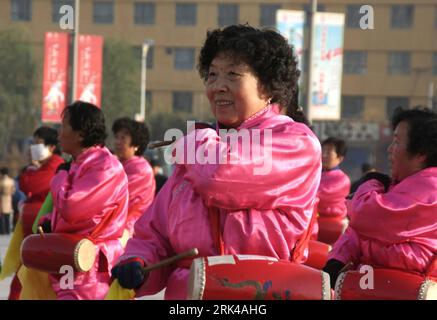 Bildnummer: 53605409  Datum: 31.10.2009  Copyright: imago/Xinhua (091118)-- XINING, Nov. 18, 2009 (Xinhua) -- A group of retired women play waist drum, a popular musical instrument in norther region of China, together for joy at a street corner in downtown Xining, on Oct. 31, 2009. Zhang Jiaqi, ten-year-old, a firth-grade pupil of the Jiaxiaozhuang Primary School in Xining, northwest China s Qinghai Province.  (Xinhua/Zhang Jiaqi)(wyx) (UNIVERSAL CHILDREN S DAY)(6)CHINA-XINING-ZHANG JIAQI-WORLD IN HER EYES (CN) PUBLICATIONxNOTxINxCHN China Reisen kbdig xub 2009 quer o0 Land, Leute, Frau    Bil Stock Photo