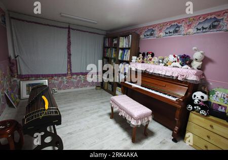 Bildnummer : 53605406 Datum : 01.11.2009 Copyright : imago/Xinhua (091118) -- SÉOUL, 18 novembre 2009 (Xinhua) -- Un piano et une guzheng, ou cithare traditionnelle chinoise, sont vus dans la salle d'entraînement de la jeune fille sud-coréenne Lin su Ting à Séoul, capitale de la Corée du Sud, le 1 novembre 2009. Je m'appelle Lin su Ting. J'ai 11 ans. Mon père est sino-sud-coréen qui travaille alors que ma mère est une femme au foyer sud-coréenne. J'ai beaucoup de passe-temps donc je suis occupé à la fois à l'école et hors de l'école. J'espère que chacun appréciera sa propre vie et que le monde sera toujours pacifique. (Xinhua/He Lulu) (yy) (UNIVERSEL Banque D'Images