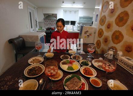 Bildnummer: 53605405  Datum: 01.11.2009  Copyright: imago/Xinhua (091118) -- SEOUL, Nov. 18, 2009 (Xinhua) -- South Korean girl Lin Su Ting arranges dishes for dinner at home in Seoul, capital of South Korea, Nov. 1, 2009. My name is Lin Su Ting. I m 11 years old. My father is a Chinese-South Korean working in  while my mother is a South Korean housewife. I have a lot of hobbies therefore I am busy both at and out of school. I hope that everyone enjoys his or her own life and that the world is always peaceful. (Xinhua/He Lulu) (yy) (UNIVERSAL CHILDREN S DAY)(11)SOUTH KOREA-SEOUL-LIN SU TING-LI Banque D'Images