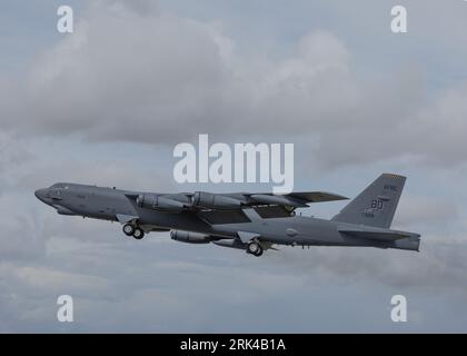 Le B-52H Stratofortress de l'USAF décolle au Royal International Air Tattoo de 2023 Banque D'Images