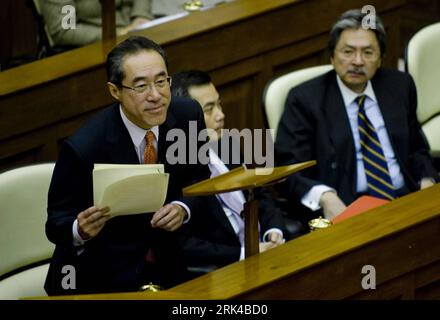 Bildnummer: 53609054  Datum: 18.11.2009  Copyright: imago/Xinhua (091118) -- HONGKONG, Nov. 18, 2009 (Xinhua) -- China s Hong Kong Special Administrative Region (HKSAR) Chief Secretary for Administration Henry Tang (1st L) announces a consultation paper in Hongkong, south China, Nov. 18, 2009. The Government of the Hong Kong Special Administrative Region (HKSAR) on Wednesday published a consultation paper on the methods for selecting the Chief Executive (CE) and for forming the Legislative Council in the SAR in 2012. (Xinhua/Lv Xiaohui) (zcc) (2)CHINA-HONGKONG-HKSAR-CONSULTATION PAPER-METHODS( Stock Photo