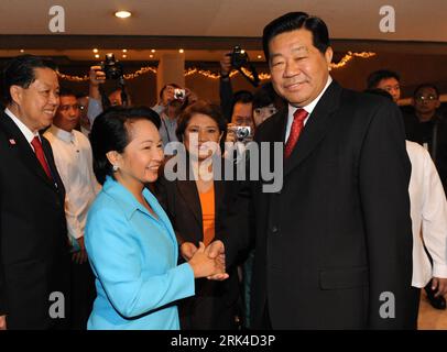 Bildnummer : 53616808 Datum : 20.11.2009 Copyright : imago/Xinhua (091120) -- MANILLE, 20 novembre 2009 (Xinhua) -- Jia Qinglin (à droite), président du Comité national de la Conférence consultative politique du peuple chinois, serre la main de la présidente philippine Gloria Macapagal Arroyo avant l'ouverture de la 10e Convention mondiale des entrepreneurs chinois (WCEC) à Manille, capitale des Philippines, le 20 novembre 2009. (Xinhua/Fan Rujun) PHILIPPINES-CHINE-JIA QINGLIN-WCEC PUBLICATIONxNOTxINxCHN personnes Politik premiumd kbdig xsp 2009 quer Bildnummer 53616808 Date 20 11 2009 Copyright Imago XI Banque D'Images