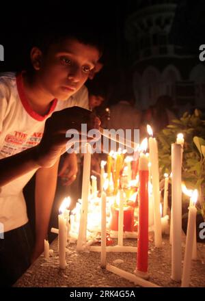 Bildnummer : 53629304 Datum : 26.11.2009 Copyright : imago/Xinhua (091127) -- MUMBAI, Nov. 27, 2009 (Xinhua) -- Un garçon allume des bougies pour commémorer les victimes du carnage de Mumbai l'an dernier à l'occasion du premier anniversaire des attaques terroristes devant l'hôtel Taj Mahal à New Delhi, capitale de l'Inde, le 26 novembre 2009. Au moins 195 personnes ont été tuées et plus de 300 autres blessées dans les attaques terroristes à Mumbai le 26 novembre 2008. (Xinhua) (ypf) (6)INDE-NEW DELHI-MUMBAI TERRORIST ATTACKS-ANNIVERSAIRE PUBLICATIONxNOTxINxCHN Demo Protest Mahnwache Gedenken Terror Terroranschlag Kbdig xdp 2009 hoch o0 Ke Banque D'Images