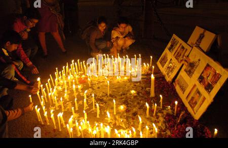 Bildnummer: 53629308  Datum: 26.11.2009  Copyright: imago/Xinhua (091126) -- NEW DELHI, Nov. 26, 2009 (Xinhua) -- light candles to commemorate victims of last year s Mumbai carnage on the first anniversary of the terrorist attacks in front of the India Gate in New Delhi, capital of India, Nov. 26, 2009. At least 195 were killed and more than 300 others were injured in the terrorist attaks in Mumbai on November 26, 2008. (Xinhua/Partha Sarkar) (gxr) (2)INDIA-NEW DELHI-MUMBAI TERRORIST ATTACKS-ANNIVERSARY PUBLICATIONxNOTxINxCHN Demo Protest Mahnwache Gedenken Terror Terroranschlag Kbdig xdp 2009 Stock Photo