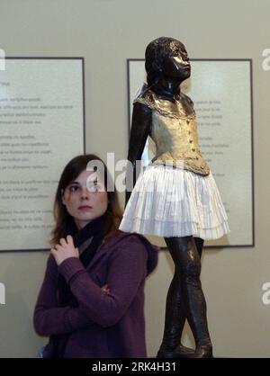 Bildnummer: 53632000  Datum: 27.11.2009  Copyright: imago/Xinhua (091128) -- ATHENS, Nov. 28, 2009 (Xinhua) -- A visitor looks at French impressionist Edgar Degas sculpture The Little Dancer, Aged Fourteen at the Herakleidon Art Museum in Athens, Greece, Nov. 27, 2009. Some 74 bronze sculptures of Edgar Degas have been on display here since Nov. 27. (Xinhua/Maris Lolos) (hdt) (4)GREECE-ATHENS-EDGAR DEGAS-SCULPTURES-EXHIBITION PUBLICATIONxNOTxINxCHN Athen Kunst Kunstausstellung Ausstellung Skulpturen kbdig xub 2009 hoch  o00 Objekte    Bildnummer 53632000 Date 27 11 2009 Copyright Imago XINHUA Stock Photo