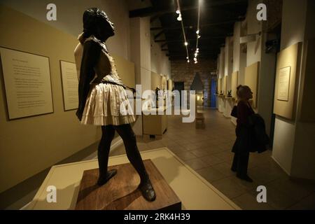 Bildnummer : 53632001 Datum : 27.11.2009 Copyright : imago/Xinhua (091128) -- ATHÈNES, 28 novembre 2009 (Xinhua) -- la sculpture de l'impressionniste français Edgar Degas la petite danseuse, âgée de quatorze ans, est exposée au Musée d'Art Herakleidon à Athènes, Grèce, le 27 novembre 2009. Quelque 74 sculptures en bronze d’Edgar Degas sont exposées ici depuis novembre 27. (Xinhua/Maris Lolos) (hdt) (10)GREECE-ATHENS-EDGAR DEGAS-SCULPTURES-EXHIBITION PUBLICATIONxNOTxINxCHN Athen Kunst Kunstausstellung Ausstellung Skulpturen kbdig xub 2009 quer o00 Objekte Bildnummer 53632001 Date 27 11 2009 Copyright Imago XINHUA ATHE Banque D'Images