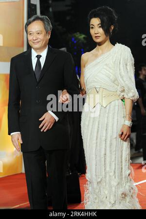 Bildnummer : 53632784 Datum : 28.11.2009 Copyright : imago/Xinhua (091129) -- TAIPEI, 29 novembre 2009 (Xinhua) -- l actrice chinoise de Hong Kong Maggie Cheung (à droite) et le réalisateur Ang Lee de la province chinoise de Taiwan posent sur le tapis rouge lors du 46e Golden Horse Awards à Taipei, dans la province sud-est de Taiwan, le 28 novembre 2009. (Xinhua/Wu Ching-teng)(qhs) (10)CHINA-TAIPEI-46E GOLDEN HORSE AWARD (CN) PUBLICATIONxNOTxINxCHN People film Preisverleihung kbdig xdp 2009 hoch Bildnummer 53632784 Date 28 11 2009 Copyright Imago XINHUA Taipei nov 29 2009 XINHUA Chinese Hong Kong actrice Maggie Cheung r and D Banque D'Images