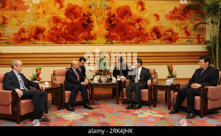 Bildnummer : 53637301 Datum : 01.12.2009 Copyright : imago/Xinhua (091201) -- BEIJING, 1 décembre 2009 (Xinhua) -- le vice-premier ministre chinois Wang Qishan (2e R) rencontre Lloyd Blankfein (2e L), président et PDG de Goldman Sachs, à Beijing, capitale de la Chine, le 1 décembre 2009. (Xinhua/Huang Jingwen) (zcq) (2)CHINA-WANG QISHAN-GOLDMAN SACHS-MEETING (CN) PUBLICATIONxNOTxINxCHN People Politik kbdig xkg 2009 quer Bildnummer 53637301 Date 01 12 2009 Copyright Imago XINHUA Beijing DEC 1 2009 le vice-premier ministre chinois de XINHUA Wang Qishan 2e r rencontre Lloyd Blank Fine 2e l Président et CEO de Goldman Sachs i. Banque D'Images