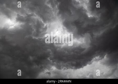 Des nuages sombres spectaculaires, courts avant un orage et une forte pluie Banque D'Images