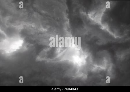 Des nuages sombres spectaculaires, courts avant un orage et une forte pluie Banque D'Images