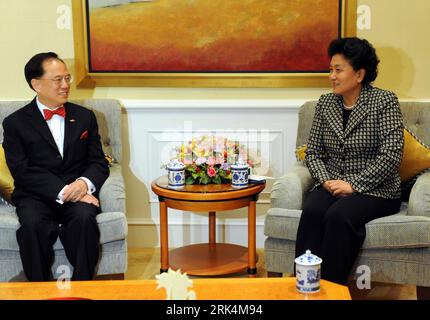 Bildnummer : 53646433 Datum : 05.12.2009 Copyright : imago/Xinhua (091205) -- HONG KONG, 5 décembre 2009 (Xinhua) -- le conseiller d'État chinois Liu Yandong (à droite) rencontre Donald Tsang, directeur général de la région administrative spéciale de Hong Kong (RAS de Hong Kong), à Hong Kong, dans le sud de la Chine, le 5 décembre 2009. Liu est arrivé samedi à Hong Kong pour assister à la cérémonie d’ouverture des 5e Jeux de l’Asie de l’est. (Xinhua/Song Zhenping) (jl) (2)CHINA-HONG KONG-LIU YANDONG (CN) PUBLICATIONxNOTxINxCHN People Politik kbdig xkg 2009 quer Bildnummer 53646433 Date 05 12 2009 Copyright Imago XINHUA Hong Kong décembre 5 2009 XINH Banque D'Images