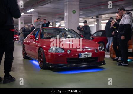 Vue de face d'une Honda Civic CR-X Del sol rouge avec néon bleu accordée par Mugen lors d'un rallye de stationnement Banque D'Images