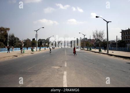 Bildnummer : 53648474 Datum : 06.12.2009 Copyright : imago/Xinhua Une rue vacante est vue lors d'une grève générale à Katmandou, capitale du Népal, le 6 décembre 2009. Le principal parti d'opposition, le Parti communiste unifié du Népal (maoïste) (PCUN-M), a appelé dimanche à une grève générale nationale pour protester contre le meurtre d'au moins six de leurs cadres à la suite d'affrontements avec les forces de sécurité dans le district de Kailali, à 640 kilomètres à l'ouest de Katmandou, où les terres sans terre occupaient une grande partie des terres forestières appartenant au gouvernement. Les secteurs éducatifs, les magasins et les bureaux ont été fermés lors de la grève générale. (X Banque D'Images