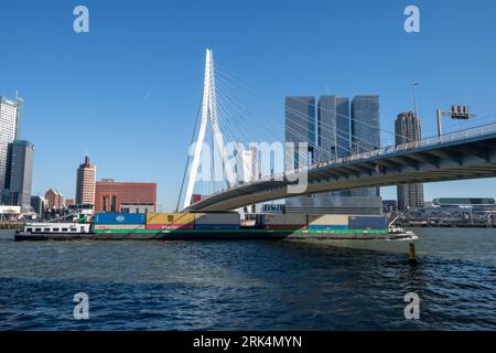 Bateau fluvial porte-conteneurs à Rotterdam Banque D'Images