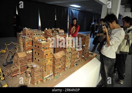 Bildnummer : 53650608 Datum : 06.12.2009 Copyright : imago/Xinhua (091207) -- SHENZHEN, 7 décembre 2009 (Xinhua) -- les visiteurs regardent une exposition lors de la Biennale d'architecture urbaine de Shenzhen et Hong Kong 2009 à Shenzhen, dans la province du Guangdong du sud de la Chine, le 6 décembre 2009. La Biennale a été inaugurée ici dimanche, présentant des expositions de plus de 60 architectes et artistes du monde entier. (Xinhua/Yuan Shuiling) (wyo) (10)CHINA-SHENZHEN-HONG KONG-BIENNALE-ARCHITECTURE (CN) PUBLICATIONxNOTxINxCHN Ausstellung Urbanität urbane Architektur kbdig xub 2009 quer Bildnummer 53650608 Date 06 12 Banque D'Images