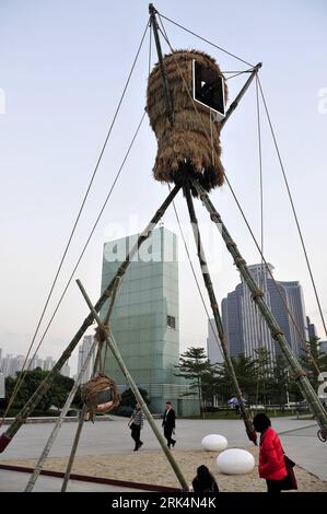 Bildnummer: 53650607  Datum: 06.12.2009  Copyright: imago/Xinhua (091207) -- SHENZHEN, Dec. 7, 2009 (Xinhua) -- Visitors view an exhibit during the 2009 Shenzhen & Hong Kong Bi-city Biennale of Urbanism Architecture in Shenzhen, south China s Guangdong Province, Dec. 6, 2009. The Biennale was opened here on Sunday, displaying exhibits of over 60 architecters and artists from all over the world. (Xinhua/Yuan Shuiling) (wyo) (4)CHINA-SHENZHEN-HONG KONG-BIENNALE-ARCHITECTURE (CN) PUBLICATIONxNOTxINxCHN Ausstellung Urbanität urbane Architektur kbdig xub 2009 hoch    Bildnummer 53650607 Date 06 12 Stock Photo