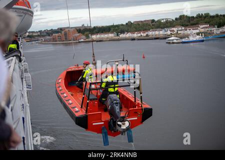 Bateau de sauvetage soulevé à bord du ferry Banque D'Images