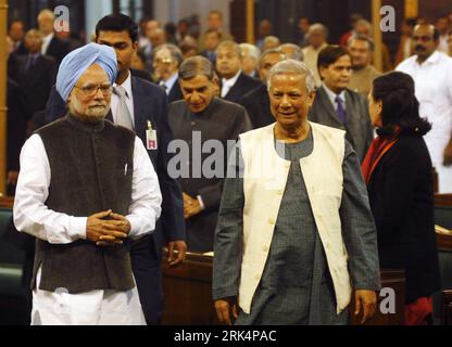 091209 -- NEW DELHI, 9 décembre 2009 Xinhua -- le Prix Nobel, le Professeur Muhammad Yunus R Front, est reçu par le Premier Ministre indien Manmohan Singh pour la deuxième conférence commémorative du Professeur Hiren Mukherjee au Parlement à New Delhi, capitale de l'Inde, le 9 décembre 2009. Xinhua/Stringer 1DDIA-NEW DELHI-PARLIAMENT-YUNUS-LECTURE PUBLICATIONxNOTxINxCHN Banque D'Images