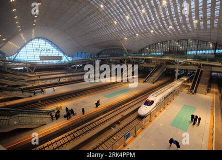 Bildnummer : 53658592 Datum : 10.12.2009 Copyright : imago/Xinhua (091210) -- WUHAN, 10 décembre 2009 (Xinhua) -- une vue intérieure de la gare de Wuhan en construction est vue sur cette photo prise le 10 décembre 2009 à Wuhan, capitale de la province du Hubei en Chine centrale. La station coûtant plus de 14 milliards de yuans RMB (2,4 milliards de dollars américains) devrait être mise en service le 20 décembre. C'est la première gare construite pour la ligne spéciale de passagers ferroviaire à grande vitesse Wuhan-Guangzhou. (Xinhua/Cheng min) (clq) (4)CHINA-WUHAN-RAILWAY STATION(CN) PUBLICATIONxNOTxINxCHN Reisen Bahn Verkehr kbdig Banque D'Images