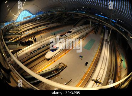 Bildnummer : 53658591 Datum : 10.12.2009 Copyright : imago/Xinhua (091210) -- WUHAN, 10 décembre 2009 (Xinhua) -- une vue intérieure de la gare de Wuhan en construction est vue sur cette photo prise le 10 décembre 2009 à Wuhan, capitale de la province du Hubei en Chine centrale. La station coûtant plus de 14 milliards de yuans RMB (2,4 milliards de dollars américains) devrait être mise en service le 20 décembre. C'est la première gare construite pour la ligne spéciale de passagers ferroviaire à grande vitesse Wuhan-Guangzhou. (Xinhua/Cheng min) (clq) (1)CHINA-WUHAN-RAILWAY STATION(CN) PUBLICATIONxNOTxINxCHN Reisen Bahn Verkehr kbdig Banque D'Images