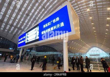 Bildnummer : 53658590 Datum : 10.12.2009 Copyright : imago/Xinhua (091210) -- WUHAN, 10 décembre 2009 (Xinhua) -- une vue intérieure de la gare de Wuhan en construction est vue sur cette photo prise le 10 décembre 2009 à Wuhan, capitale de la province du Hubei en Chine centrale. La station coûtant plus de 14 milliards de yuans RMB (2,4 milliards de dollars américains) devrait être mise en service le 20 décembre. C'est la première gare construite pour la ligne spéciale de passagers ferroviaire à grande vitesse Wuhan-Guangzhou. (Xinhua/Cheng min) (clq) (3)CHINA-WUHAN-RAILWAY STATION(CN) PUBLICATIONxNOTxINxCHN Reisen Bahn Verkehr kbdig Banque D'Images