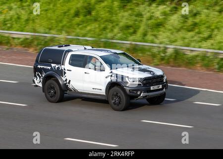 2020 Noir blanc Ford Ranger Raptor Ecoblue 4x4, Auto TDCi 213 Ecoblue Auto 4WD LCV Double Cab Pick Up Diesel 1996 cc ; se déplaçant à grande vitesse sur l'autoroute M6 dans le Grand Manchester, Royaume-Uni Banque D'Images