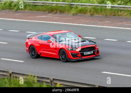 2016 Rouge Noir Ford Mustang GT, Ti-VCT V8 EcoBoost car coupe essence 4951 cc ; voyageant à grande vitesse sur l'autoroute M6 dans le Grand Manchester, Royaume-Uni Banque D'Images