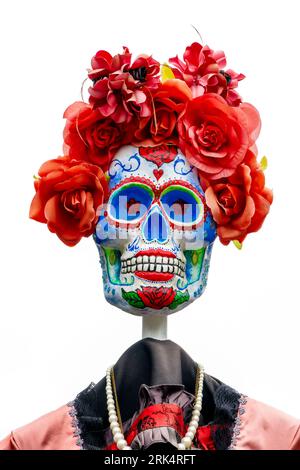 Dia de los Muertos (jour des morts) ornement, portrait drôle de femme crâne isolé sur fond blanc, décor Halloween, fête traditionnelle mexicaine Banque D'Images